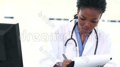黑人女医生在剪贴板上写字